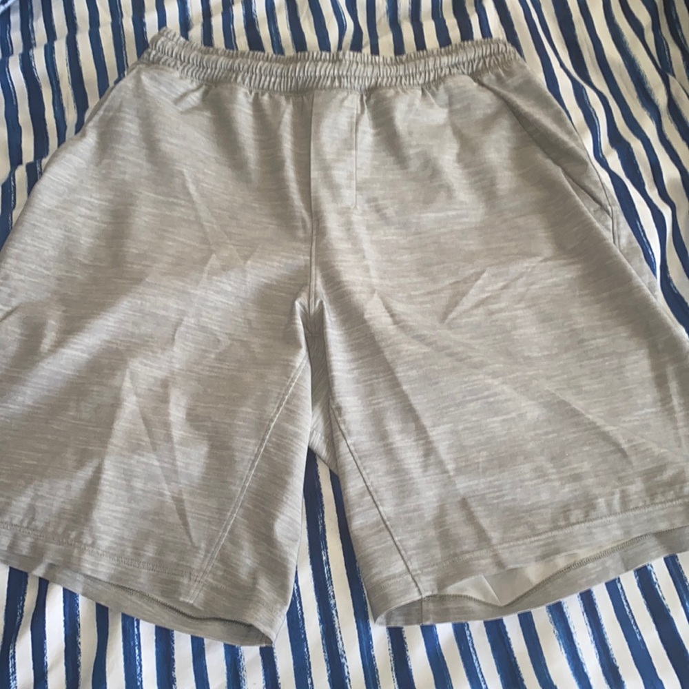 Men’s Lululemon pace breaker short, size M, gray, mesh liner